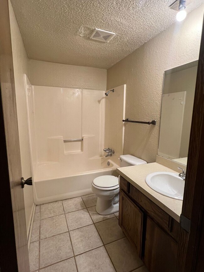 Building Photo - Charming 2 Bed, 1 Bath Home Near OCCC!