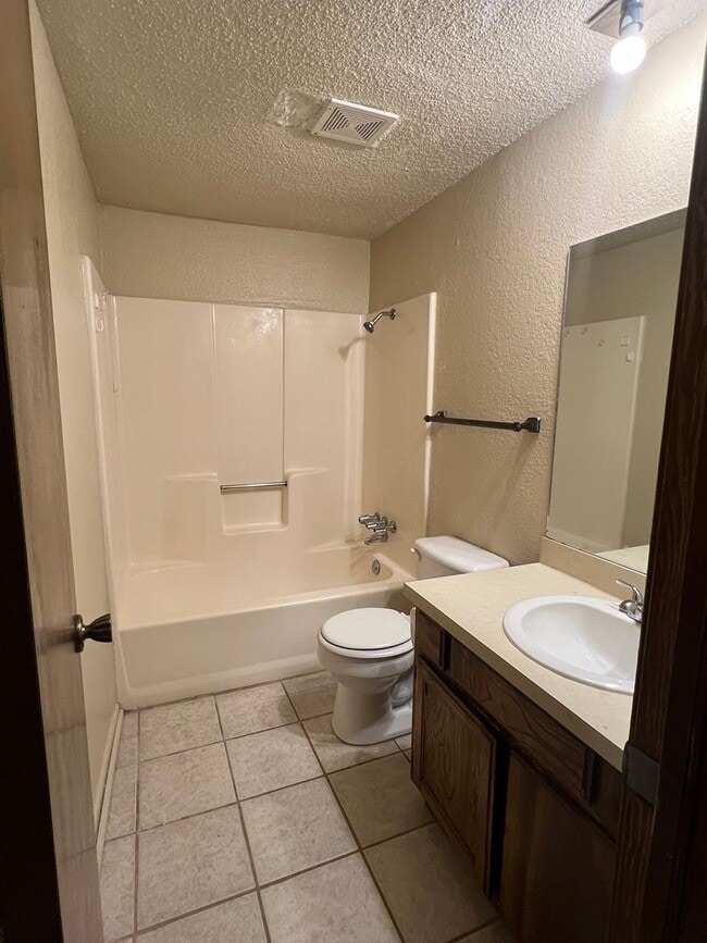 Building Photo - Charming 2 Bed, 2 Bath Home Near OCCC!