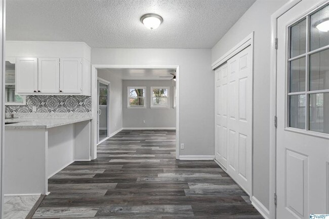 Building Photo - BEAUTIFUL REMODELED 3 BEDROOM HOME