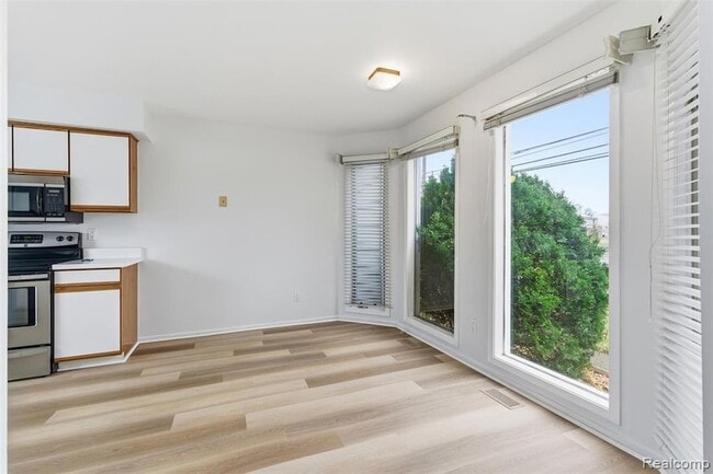 Building Photo - 5186 E 14 Mile Rd