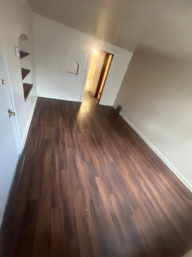 Building Photo - Spacious 2-Bedroom Upper Duplex