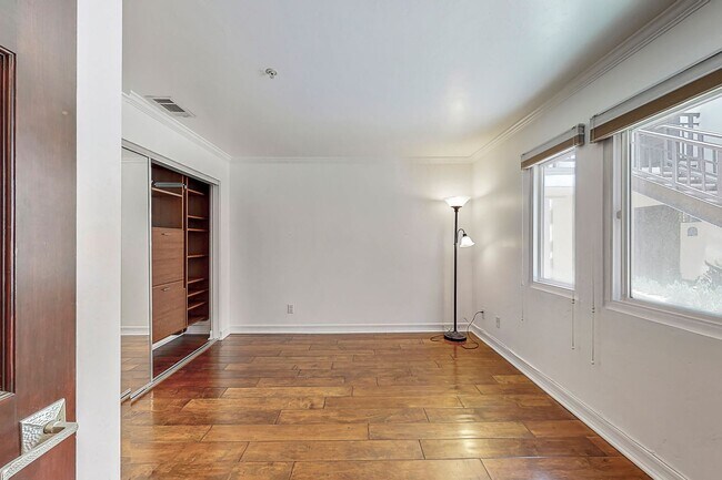 Building Photo - Stunning Condo with Downtown Views – Prime...