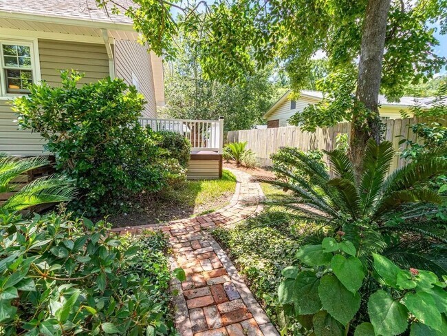 Building Photo - 379 Red Fox Rd