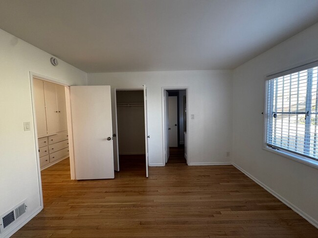 Building Photo - SPACIOUS 3 BEDROOM 2.5 BATH IN THE HEART O...