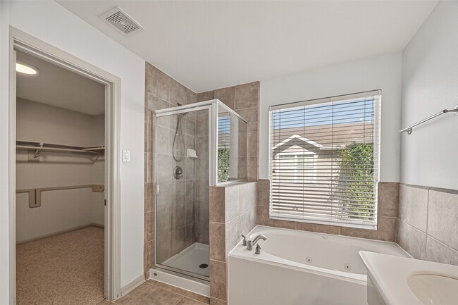 Building Photo - 313 Hogan St