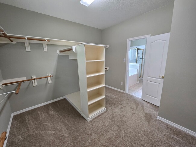 Building Photo - 2126 Blue Water Bay Dr