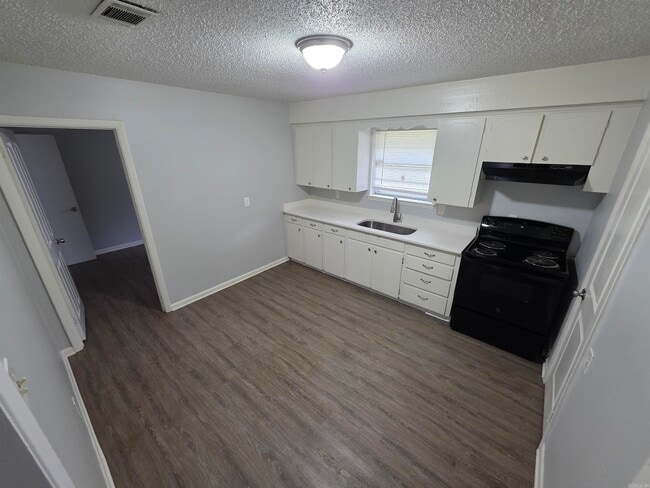 Building Photo - 8709 Duncan Dr