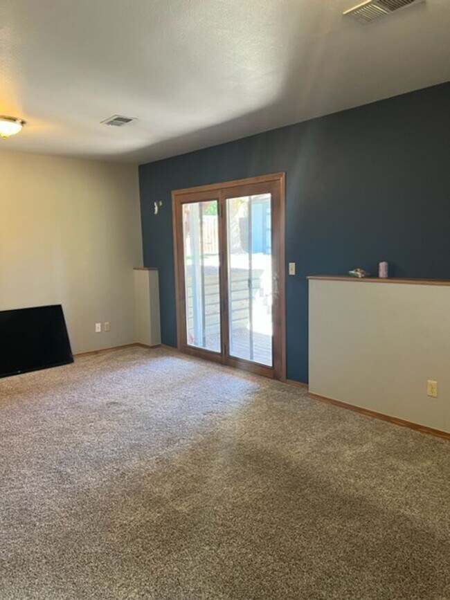 Building Photo - 3 Bedroom, 2.5 Bath Beautiful Ranch Style Home with 3 Car Attached Garage in West Fort Collins, CO