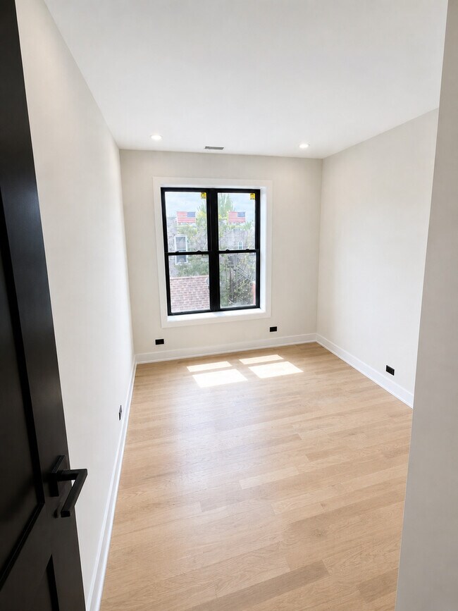 Building Photo - 1416 N Maplewood Ave