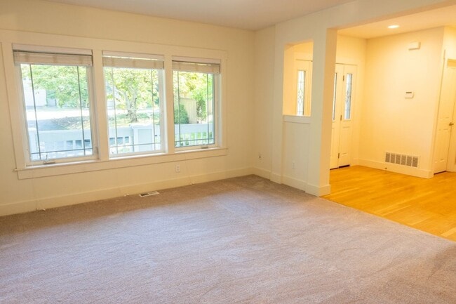Building Photo - 4bd/2.5ba Seattle Home