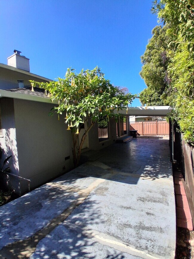 Building Photo - 1044-1048 Marcussen Drive