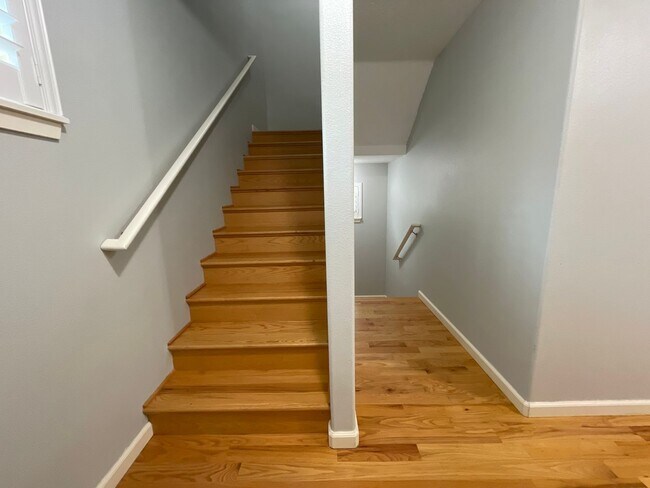 Building Photo - 3 Bedroom 2.5 Bathroom House with Bonus Room ~ Garage, A/C, includes Washer and Dryer ~ Close to ...