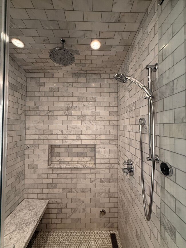 Building Photo - Fully Furnished!! Ready NOW! Sleek & Modern