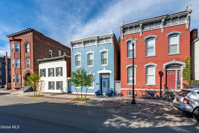 Building Photo - 323 2nd St