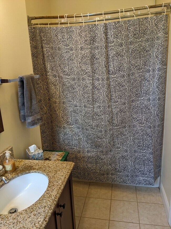 Building Photo - Beautifully renovated rowhome with refinis...