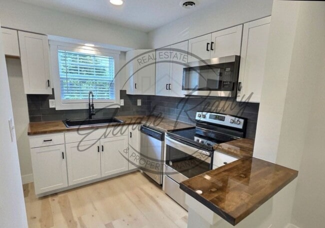Building Photo - RENT SPECIAL: 1/2 OFF FIRST MONTHS RENT! M...
