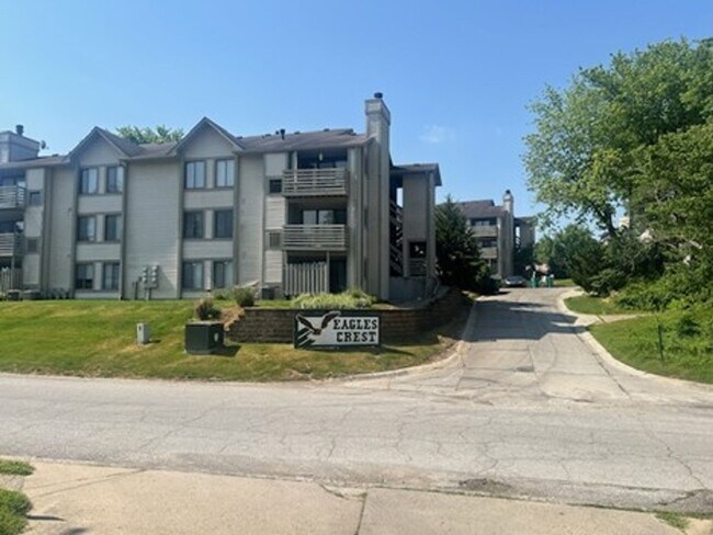 Building Photo - One Bedroom Condo For Rent