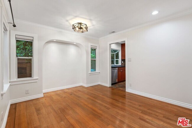 Building Photo - 828 N Crescent Heights Blvd