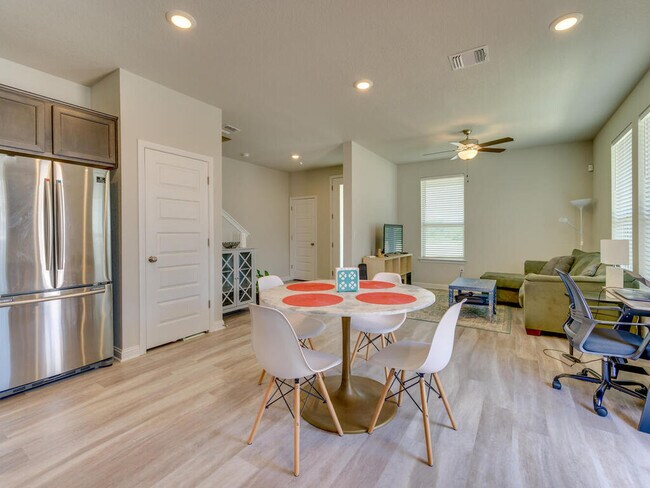 Building Photo - 7700 Dylan Dr
