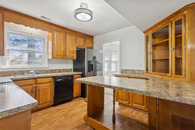 Building Photo - 3BR 2.5 BA Mid-Town Newport News