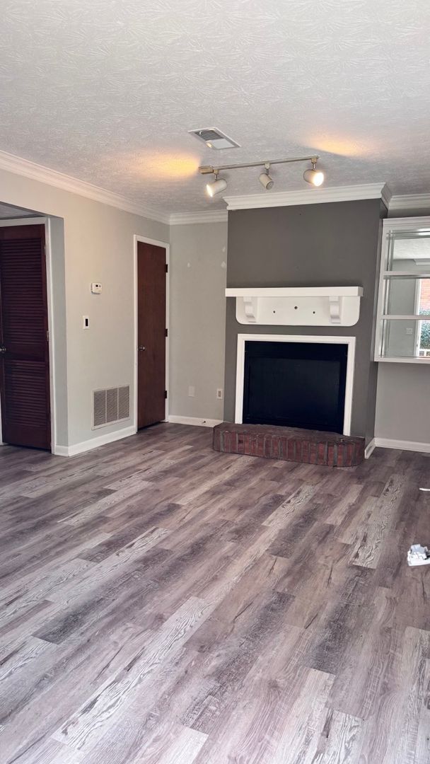 Building Photo - 2BR/1.5BA End Unit Townhome Near Downtown Snellville!