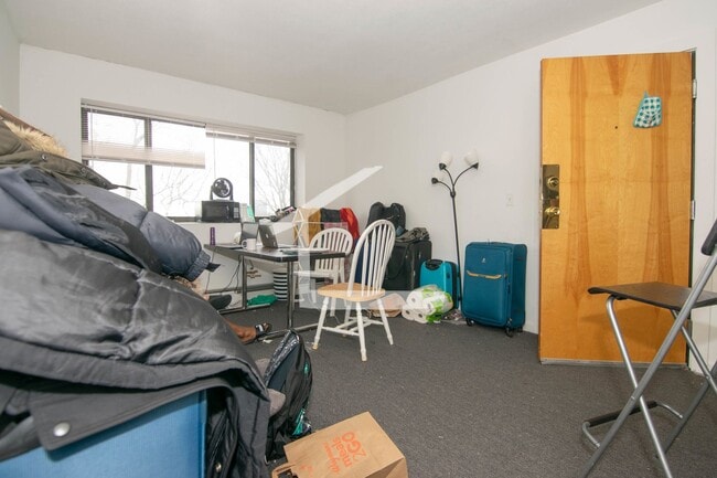 Building Photo - 2BR 1Bth unit. Heat/Hot Water included. Great location!