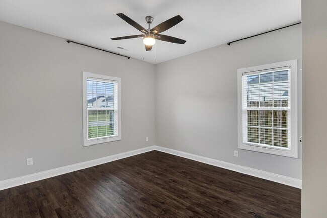 Building Photo - Large 4 bedroom home!