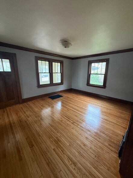 Building Photo - 317 E Cherry St