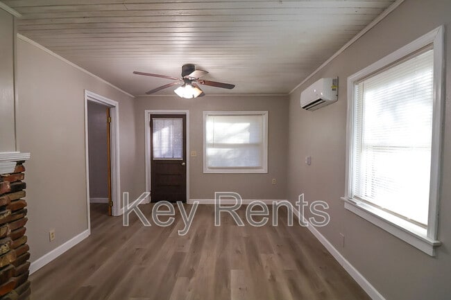 Building Photo - 9759 Cove Ave