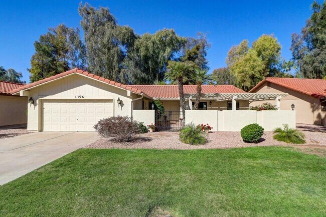 Building Photo - 45+ Active Adult Resort Community Updated Golf Course Property now through July, then September t...