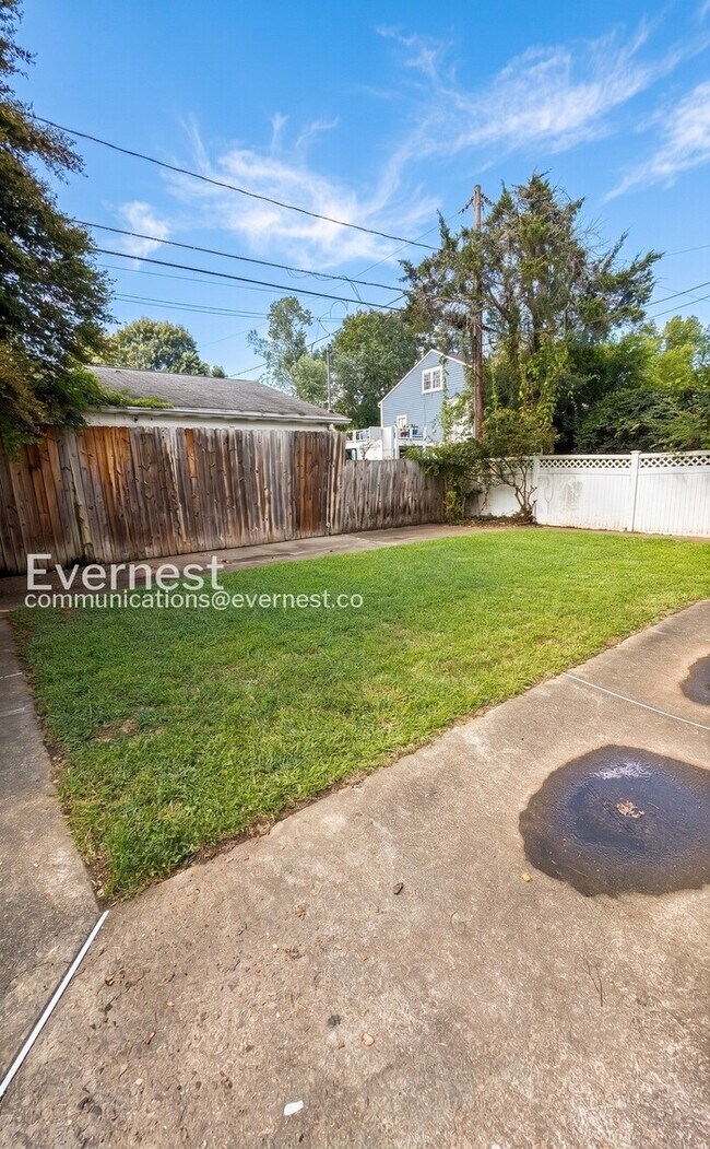 Building Photo - 4 Bed, 3 Bath Home with Fenced Yard / Pet-Friendly / Available Now!