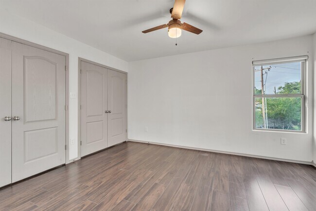 Building Photo - 204 Welland Dr