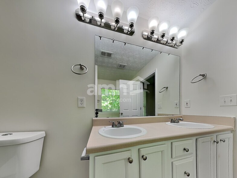 Building Photo - 104 Arbor Creek Way