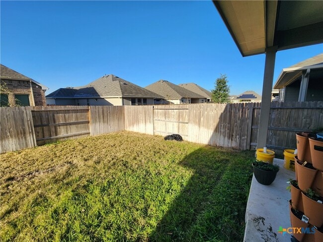 Building Photo - 1331 Hillsong St