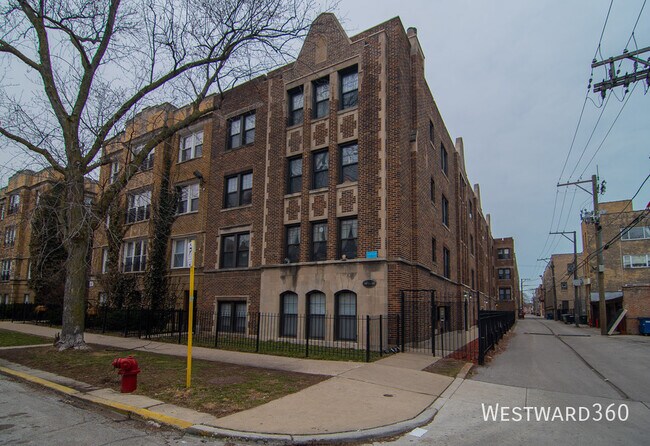 Building Photo - 1620 W Farwell Ave