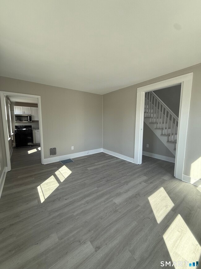 Building Photo - 420 Short Beach Rd