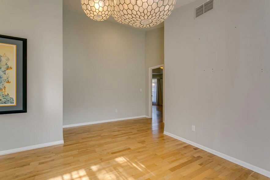 Tall, vaulted ceilings - 4430 Autumn River Rd E