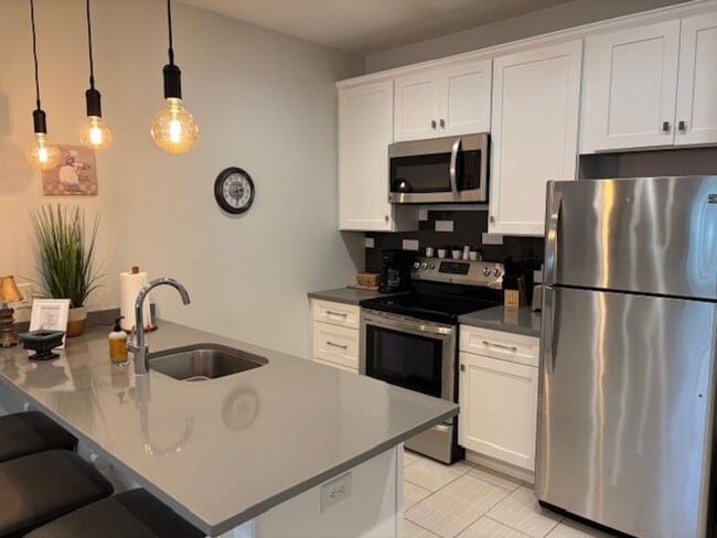 Building Photo - 2-bedroom 1 bath garage apartment with a garage parking space!!