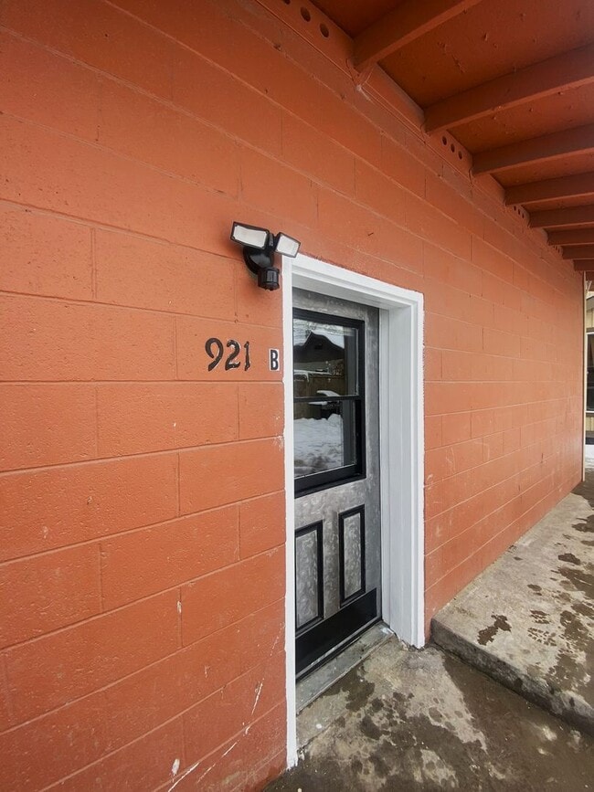 Building Photo - 921 S Walker Ave