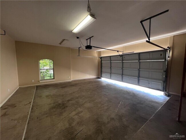 Building Photo - 33 Blue Jay Dr