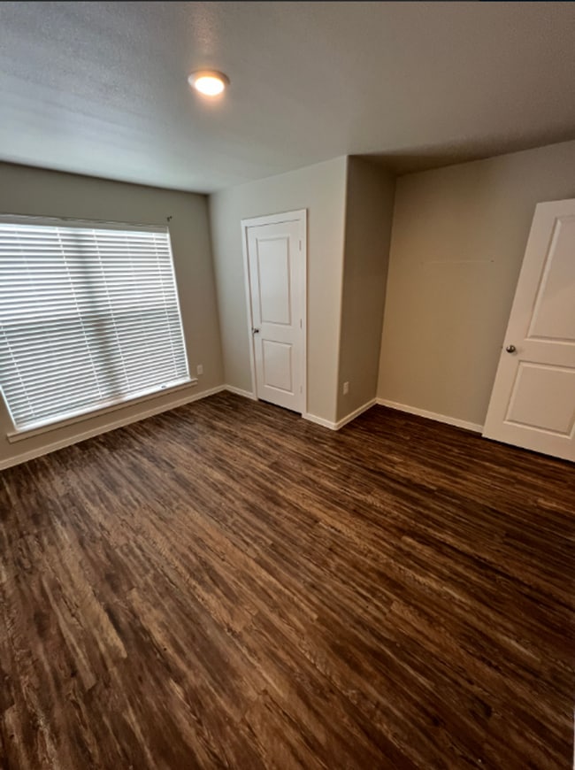 Building Photo - AVAILABLE NOW! 3/2/1 off west 19th!