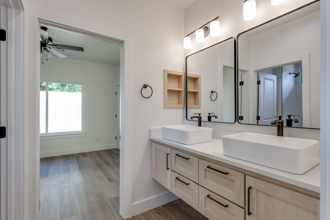 Building Photo - Warm, Modern & Welcoming — Beautiful 4 Bed, 3 Bath New Build