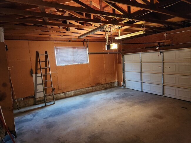 Building Photo - Great 4 Bd 2 Ba Home in Taylorsville