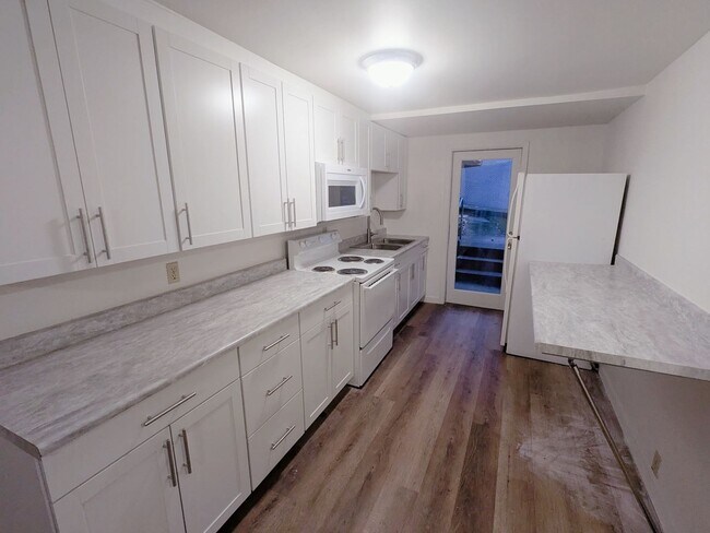 Building Photo - 3 & 4 Bedroom Units Just Steps from WWU