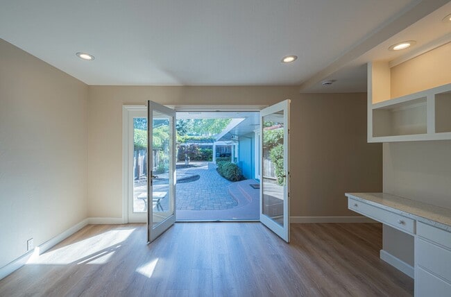Building Photo - 509 Manor Dr