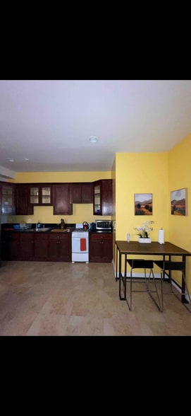 Building Photo - 2425 Hunter St