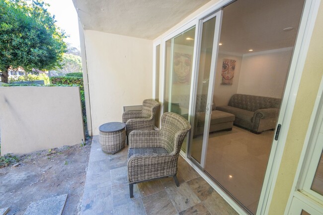 Building Photo - 1 Bedroom + Den / 1 Bath Condo w/ patio an...