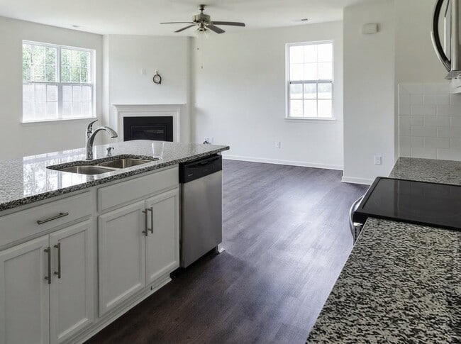 Building Photo - 415 Golden Villas Dr