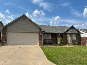 Building Photo - "Charming 3-Bedroom Home with 2 Full Baths in Fort Smith – Perfect Blend of Space and Comfort!"