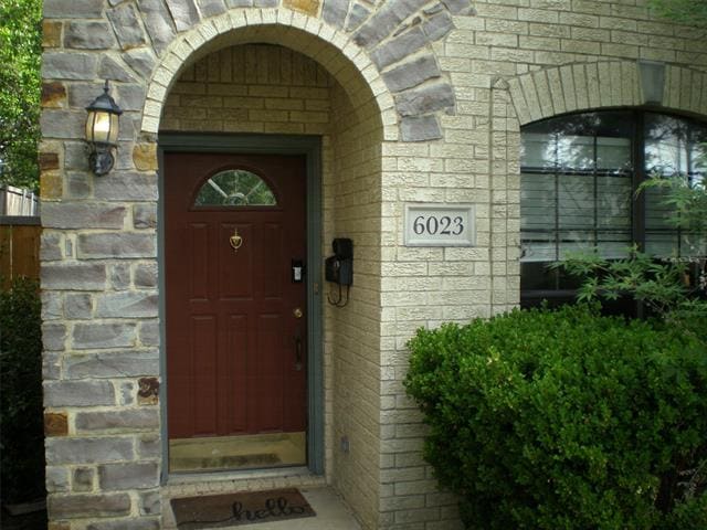 Building Photo - 6023 Oram St